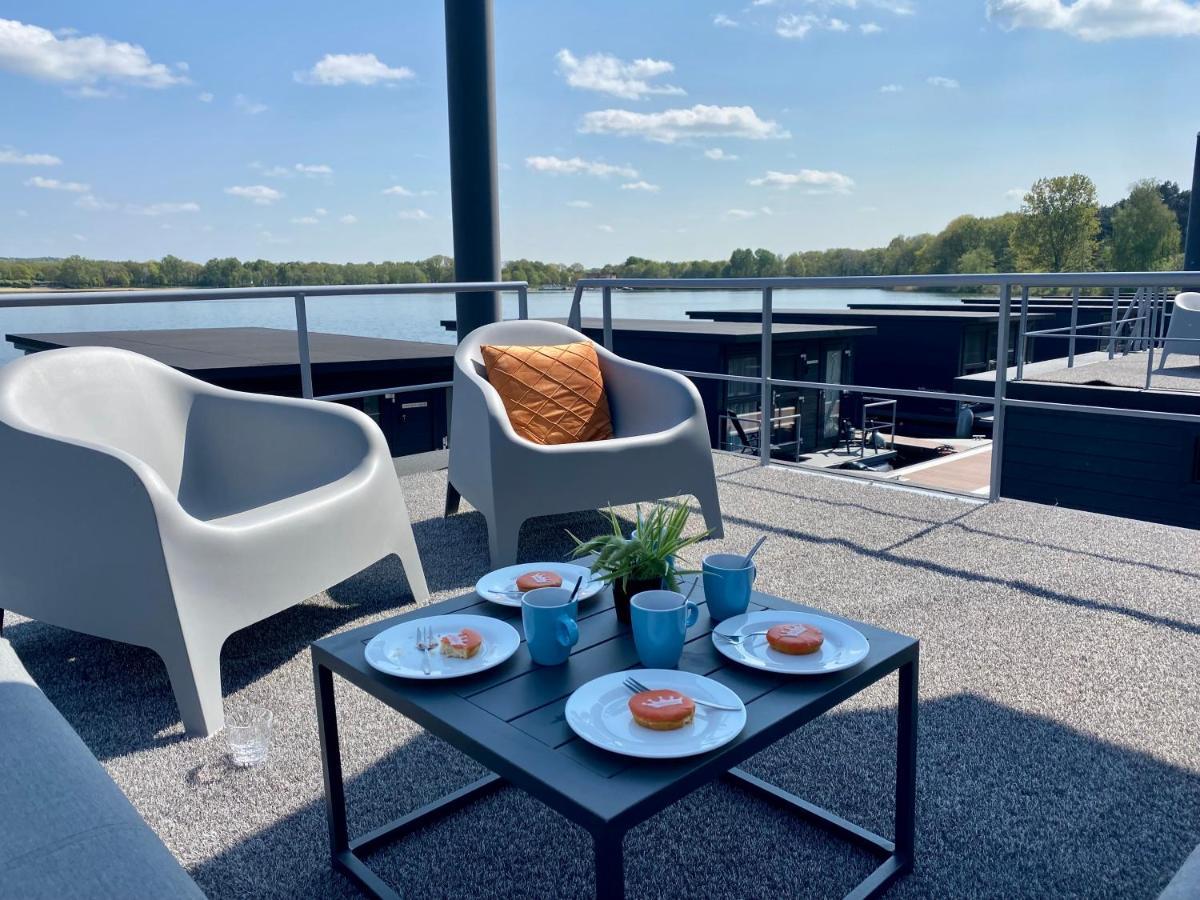 Houseboat met dakterras Mookerplas Middelaar Buitenkant foto